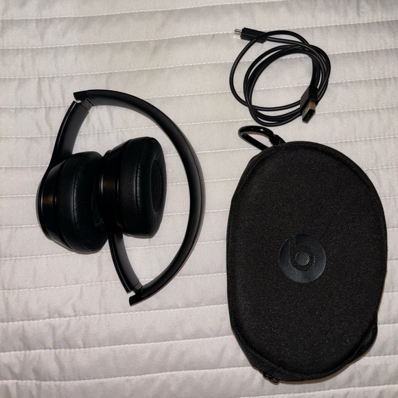 Beats Solo3 Wireless On-Ear Headphones - Picture 2 of 4